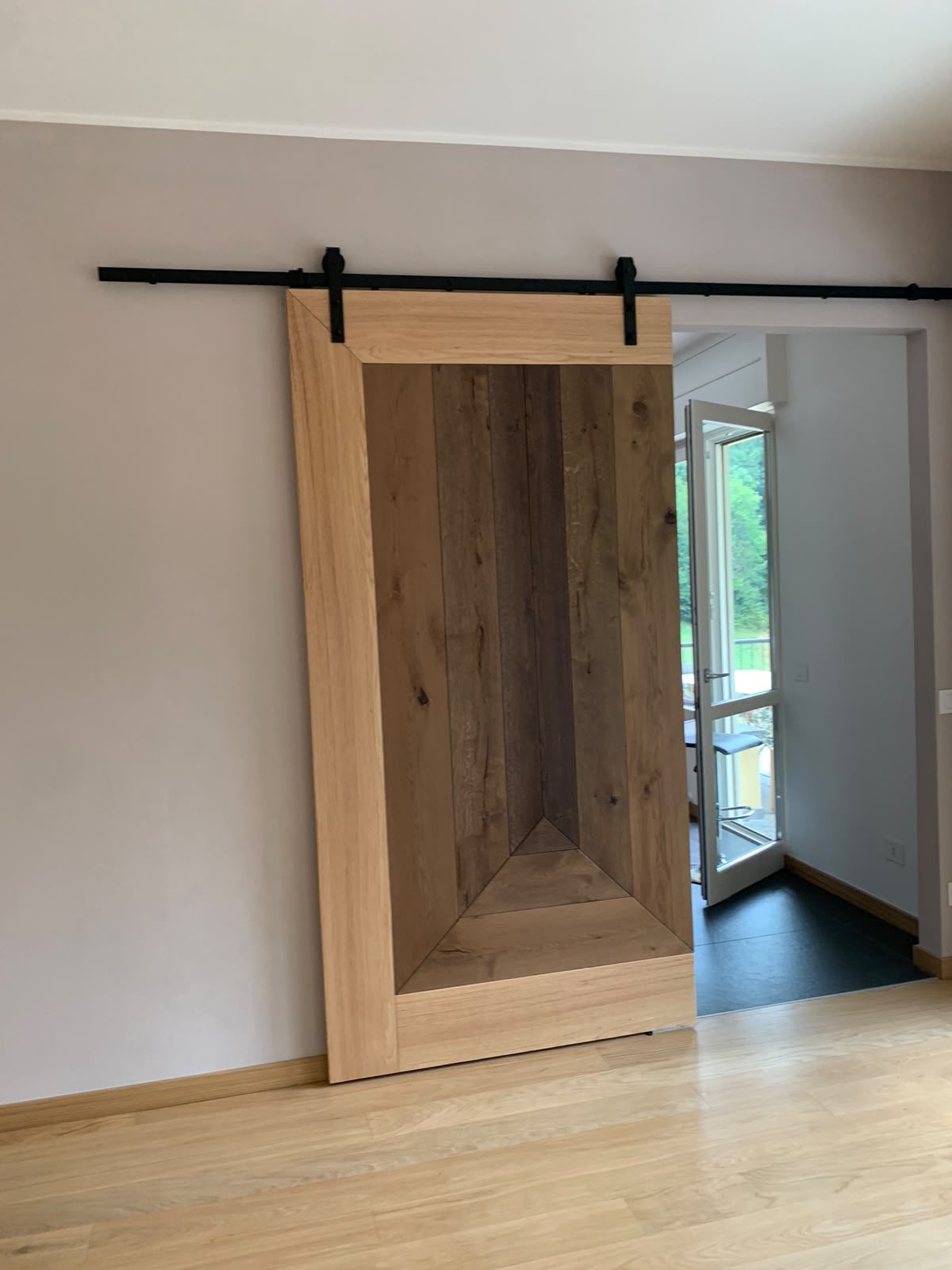 Porta in stile industrial con binario a vista — Giovanni Conti Interior Design