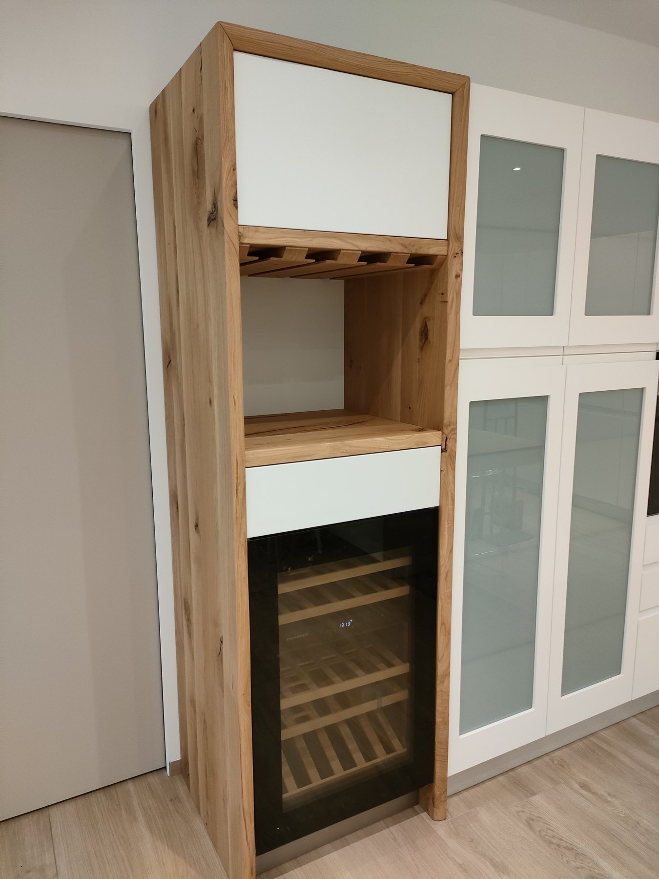 Colonna cantina vini in legno con vano bottiglie e frigo cantina — Giovanni Conti Interior Design