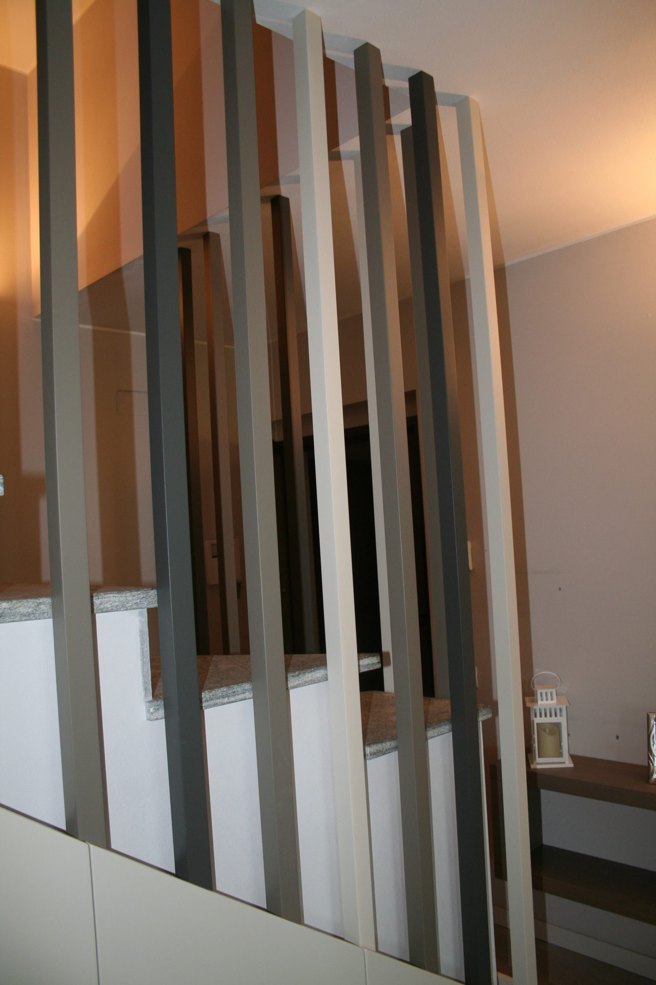 Scala con pedate in legno e parapetto a cavi — Giovanni Conti Interior Design