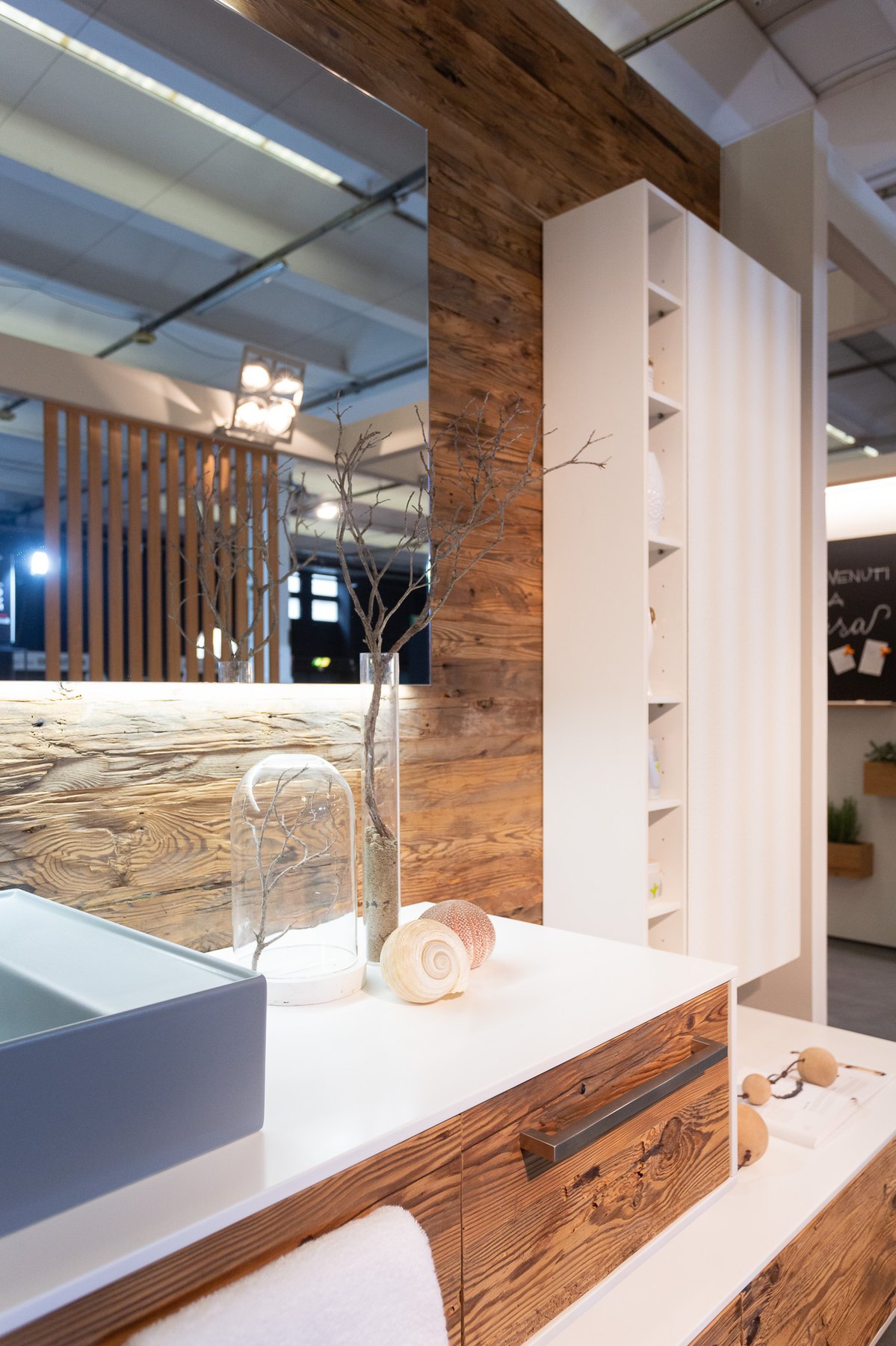 Rivestimento in legno per bagno con mensole e lavabo bianco — Giovanni Conti Interior Design