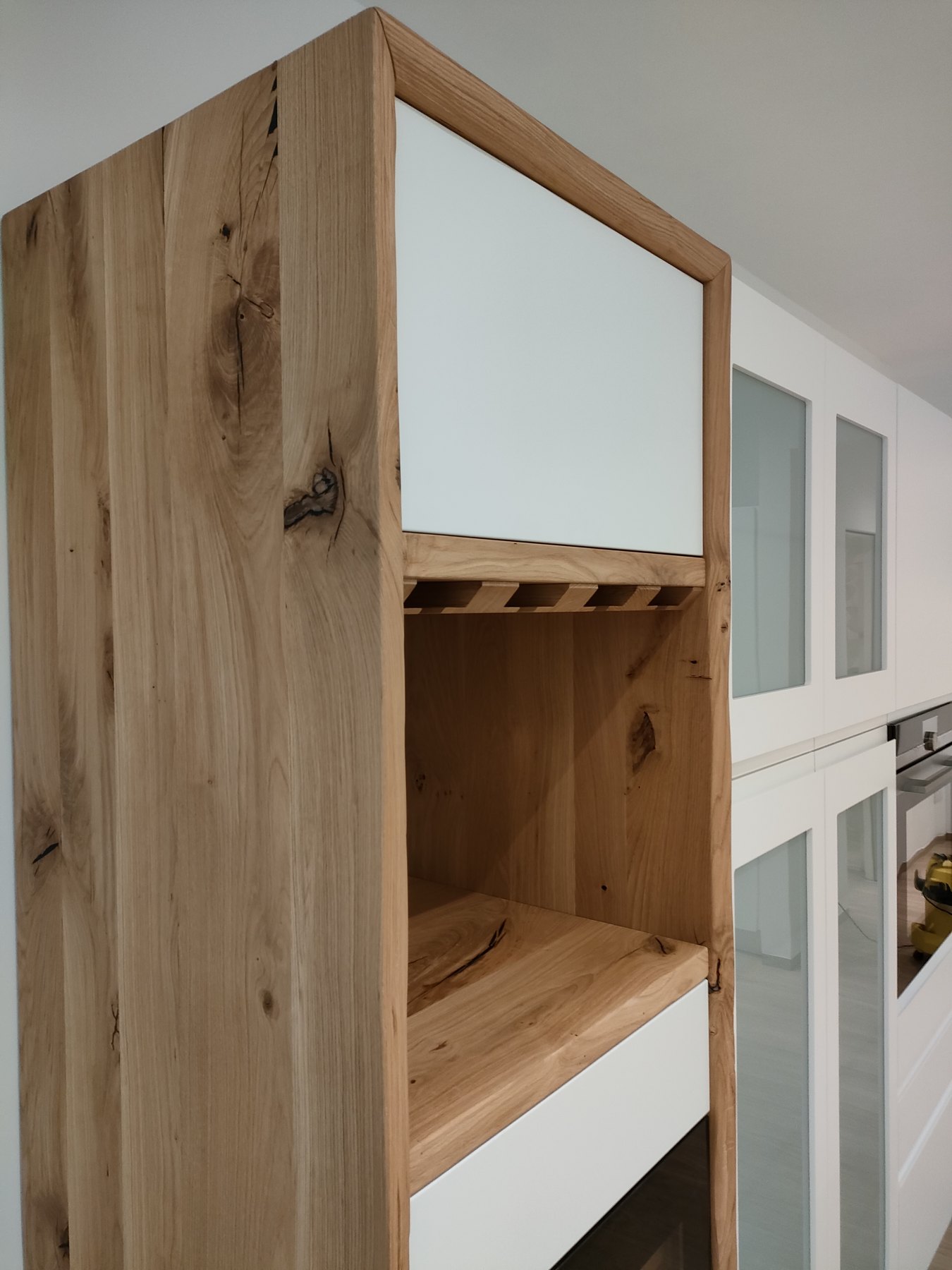 Cantinetta vini in rovere con venature a vista e anta laccata bianca — Giovanni Conti Interior Design