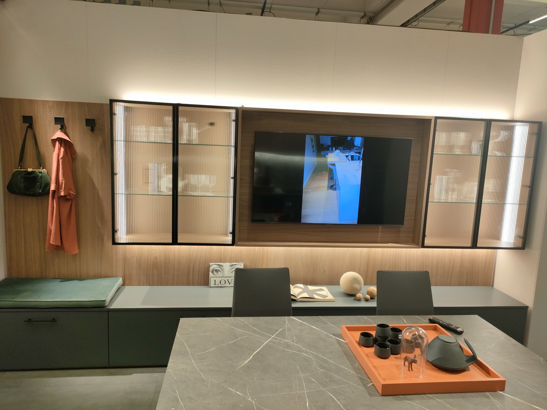 Mobile TV laccato bianco con mensole in legno — Giovanni Conti Interior Design