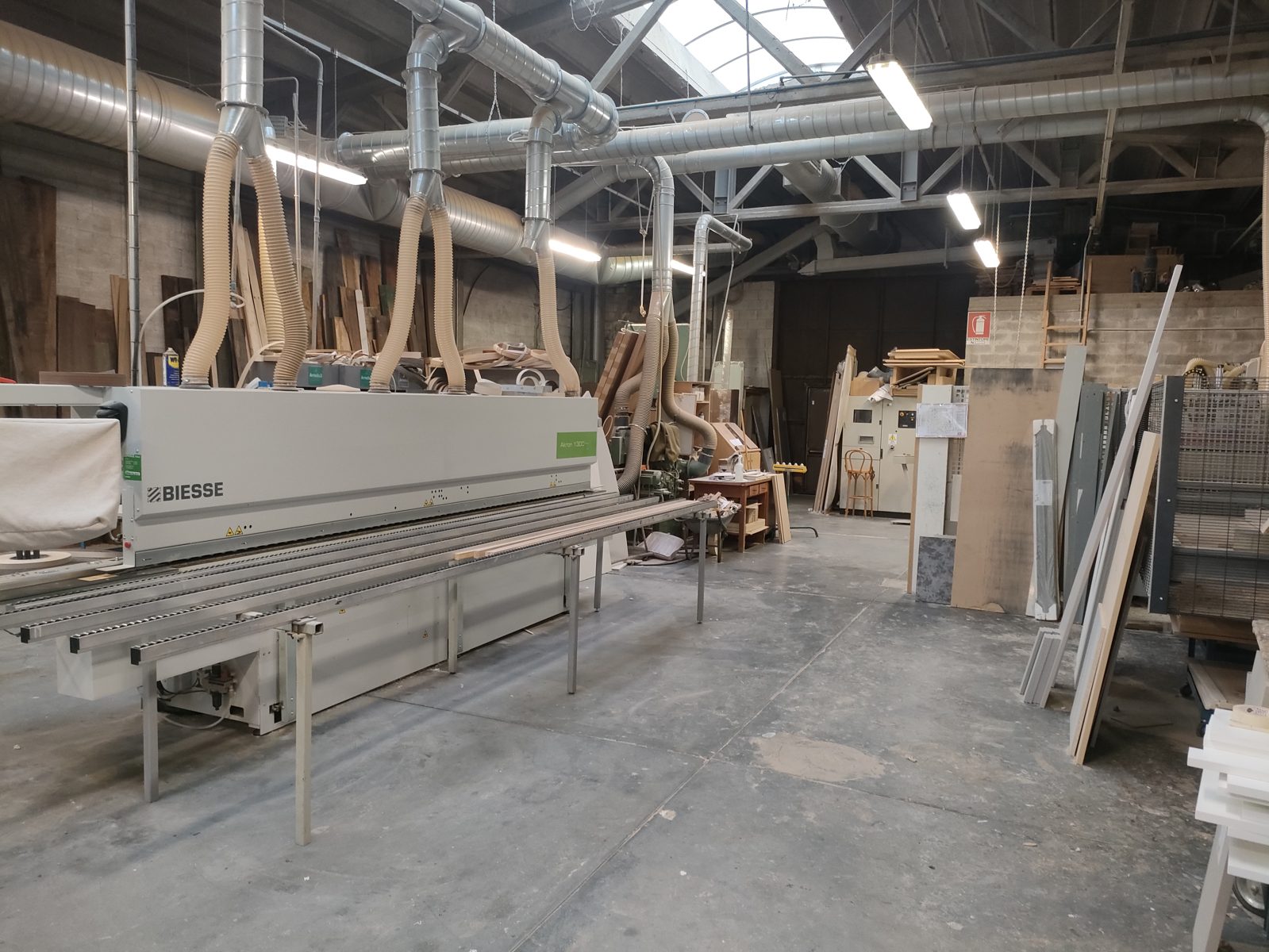 Reparto produttivo con macchinari CNC e tradizionali