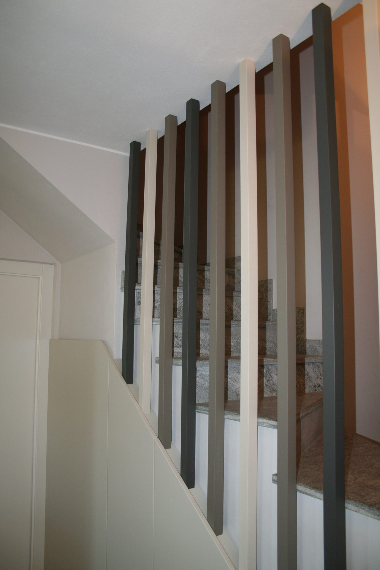 Scala rivestita in legno con parapetto moderno — Giovanni Conti Interior Design
