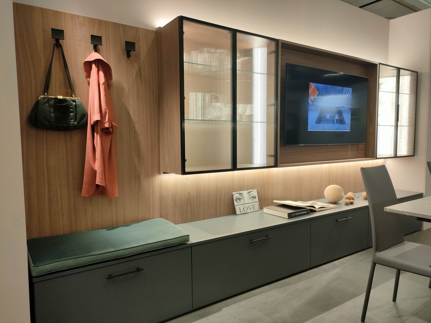 Parete TV con boiserie in noce, vetrine e base contenitore — Giovanni Conti Interior Design