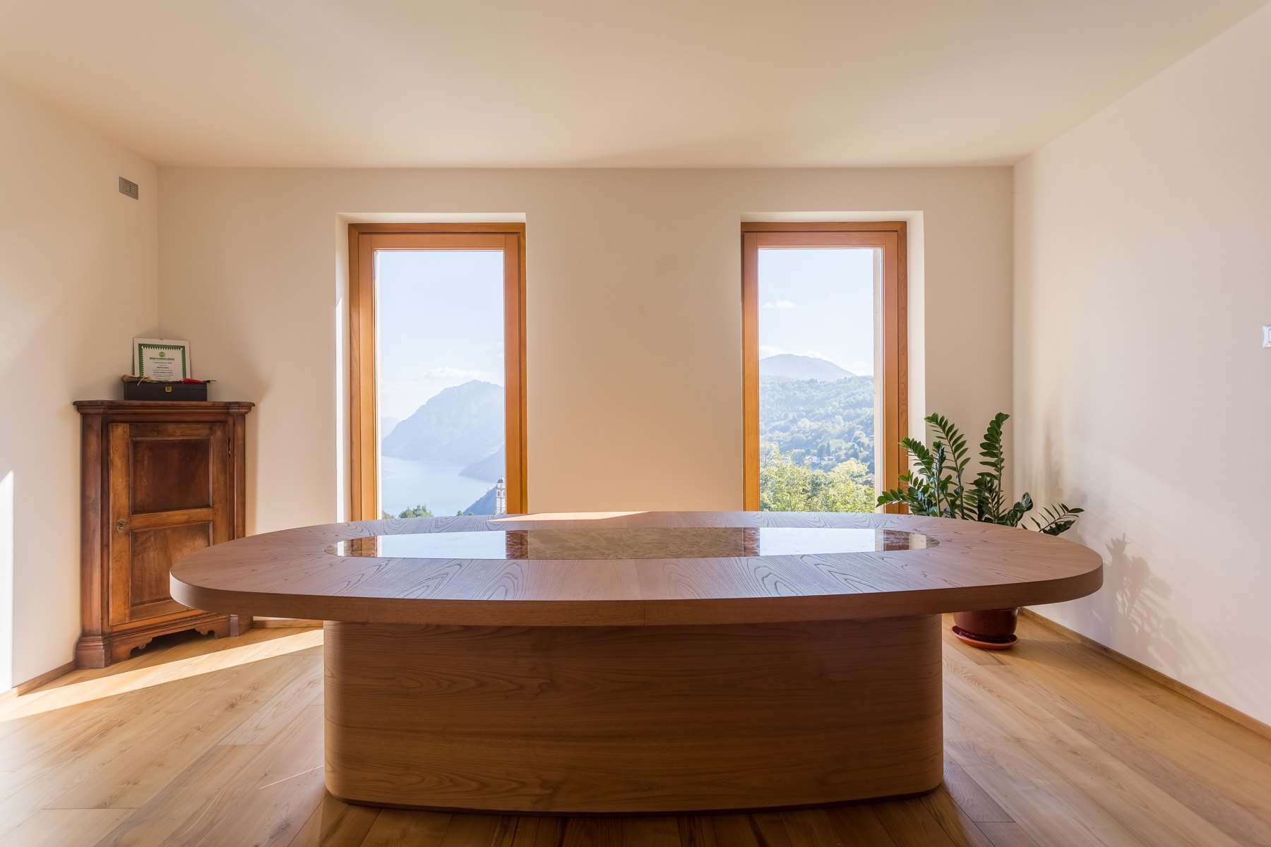 Tavolo ovale con piano in legno e inserto centrale lucido — Giovanni Conti Interior Design