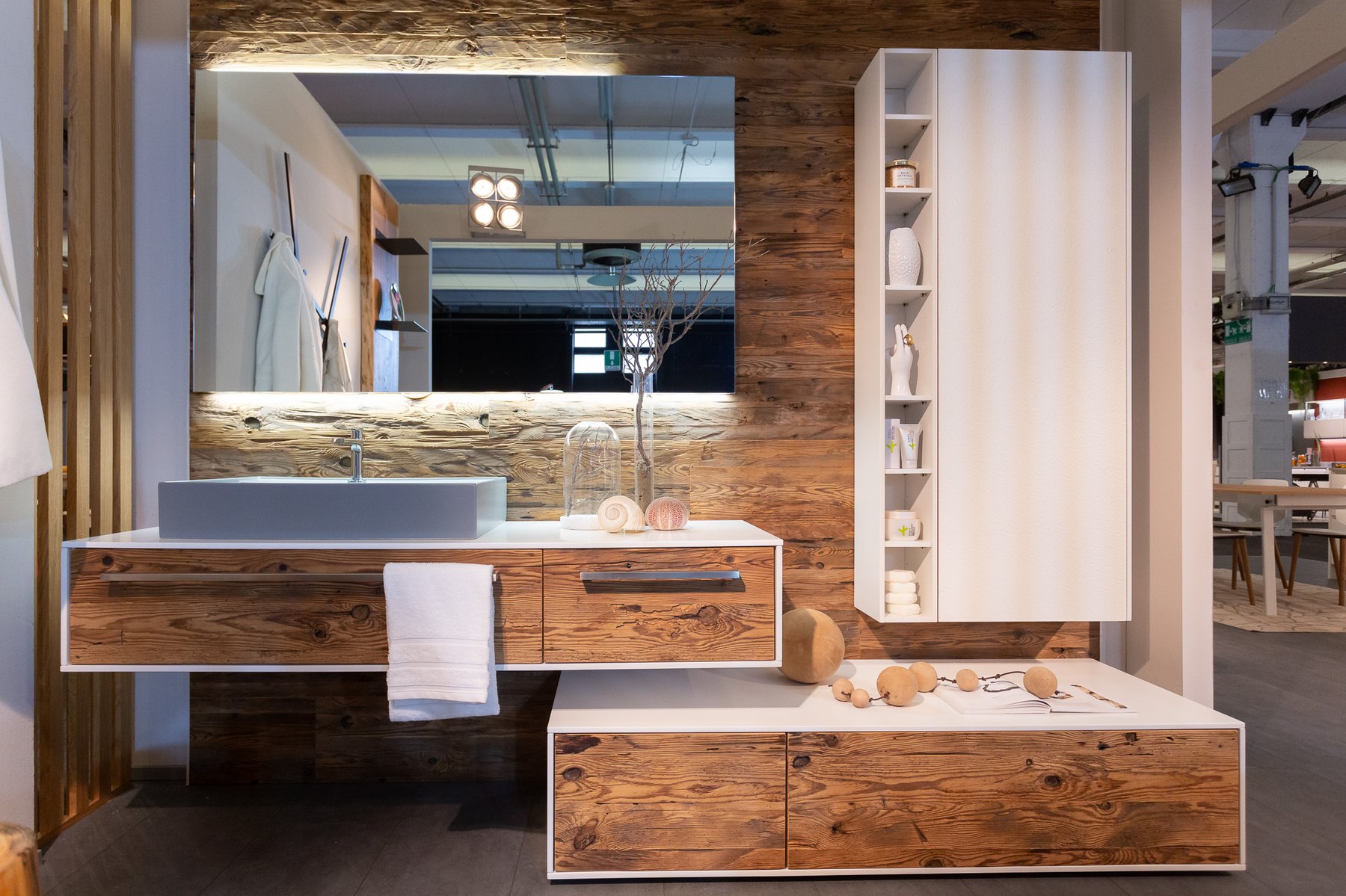 Bagno in legno con cassettoni a vista e specchiera a parete — Giovanni Conti Interior Design