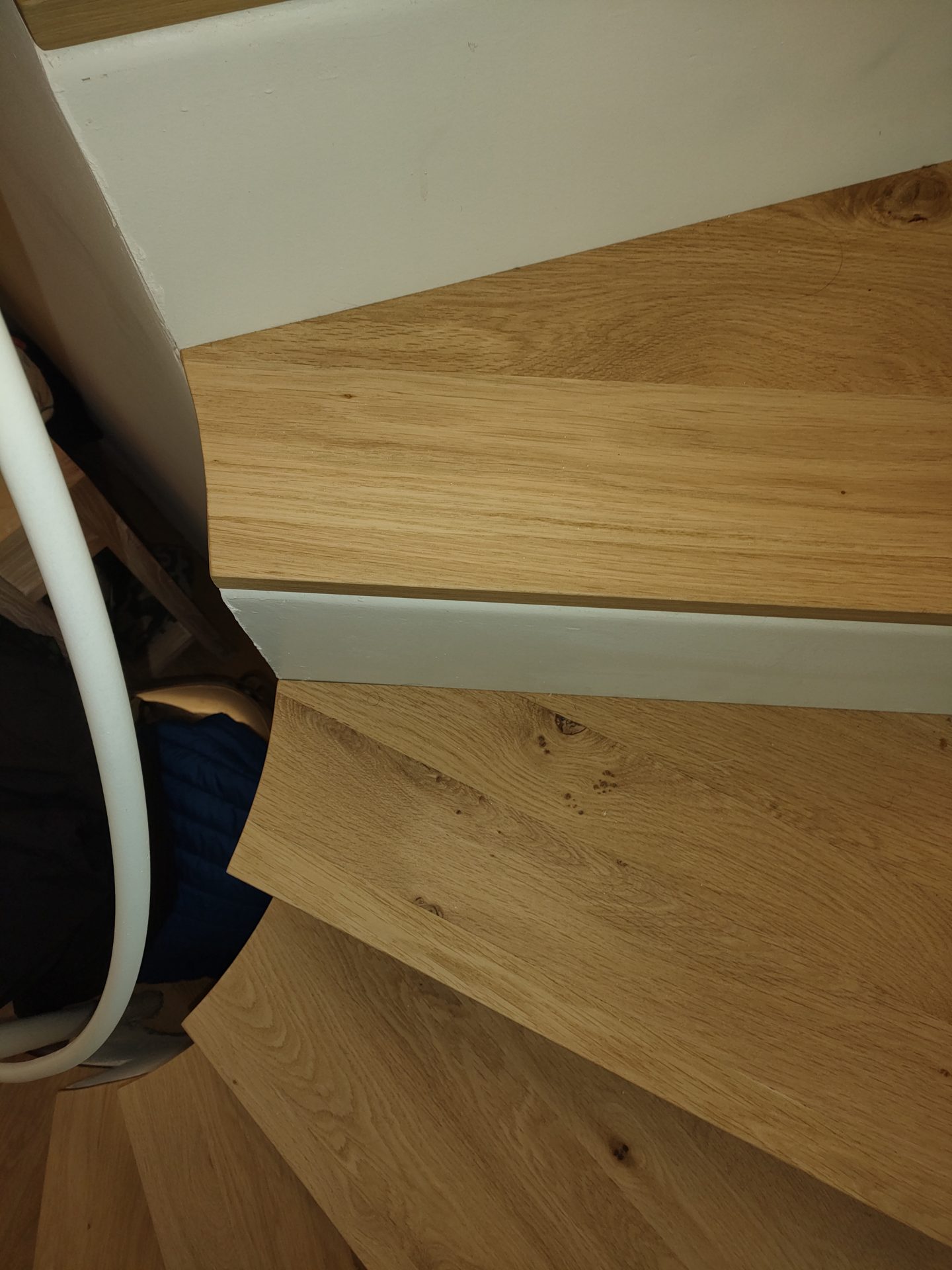 Scala in legno con ringhiera e illuminazione integrata — Giovanni Conti Interior Design