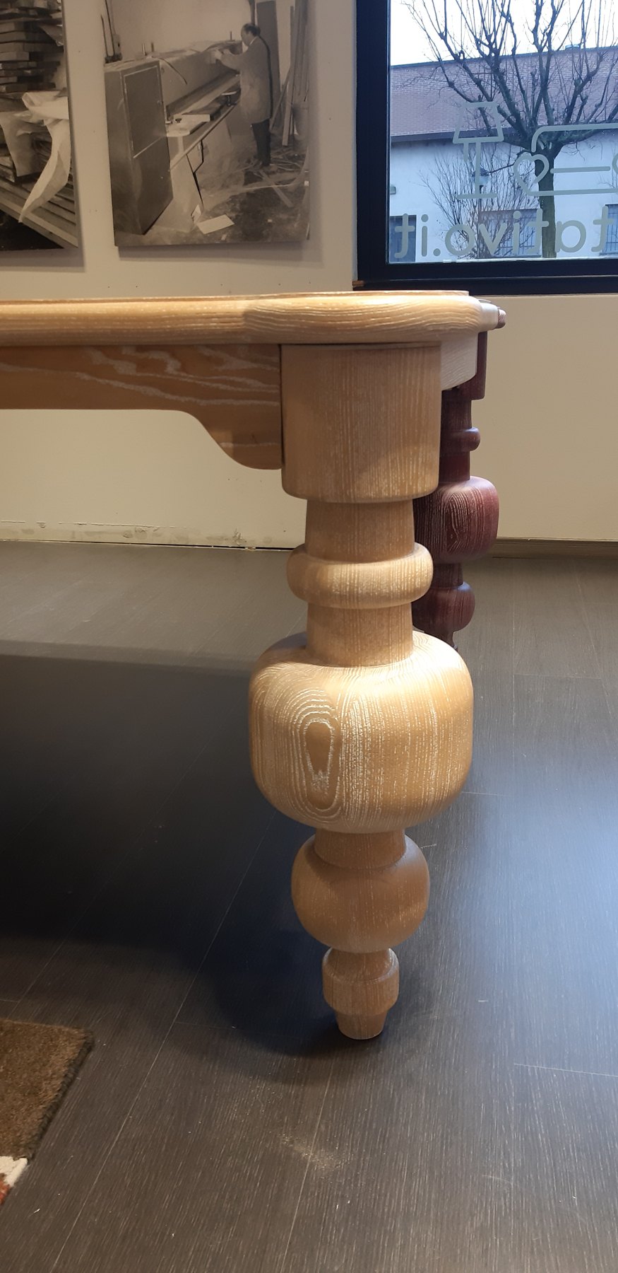 Tavolo con gambe tornite — Giovanni Conti Interior Design