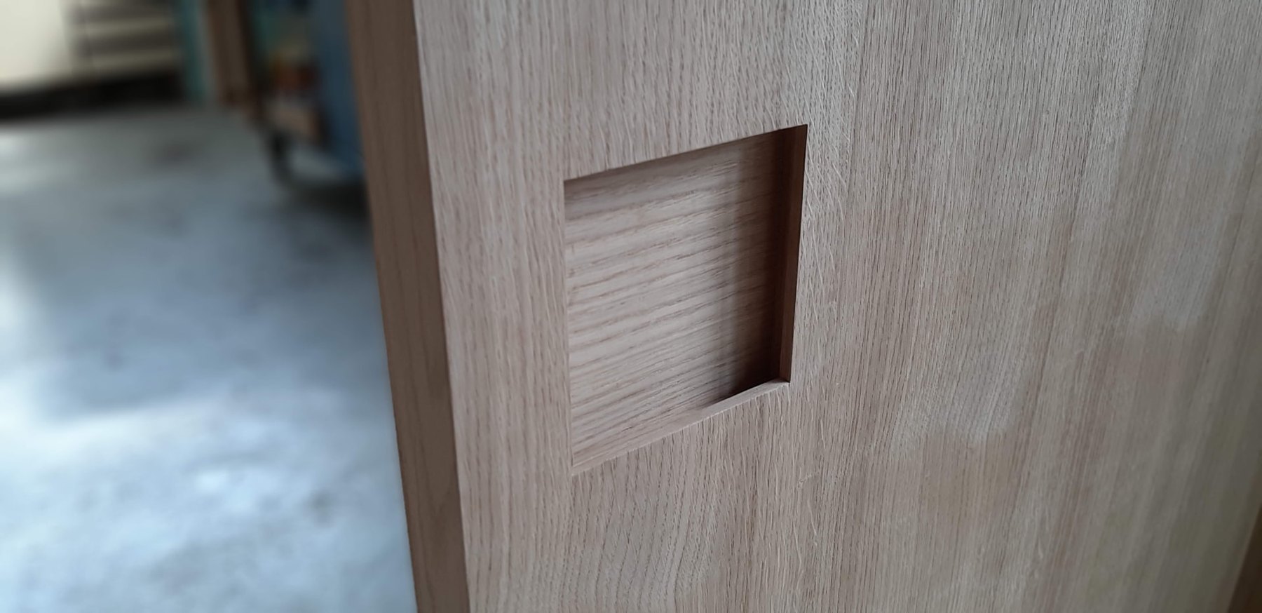 Dettaglio di un incasso quadrato a mano in un frontale in rovere — Giovanni Conti Interior Design