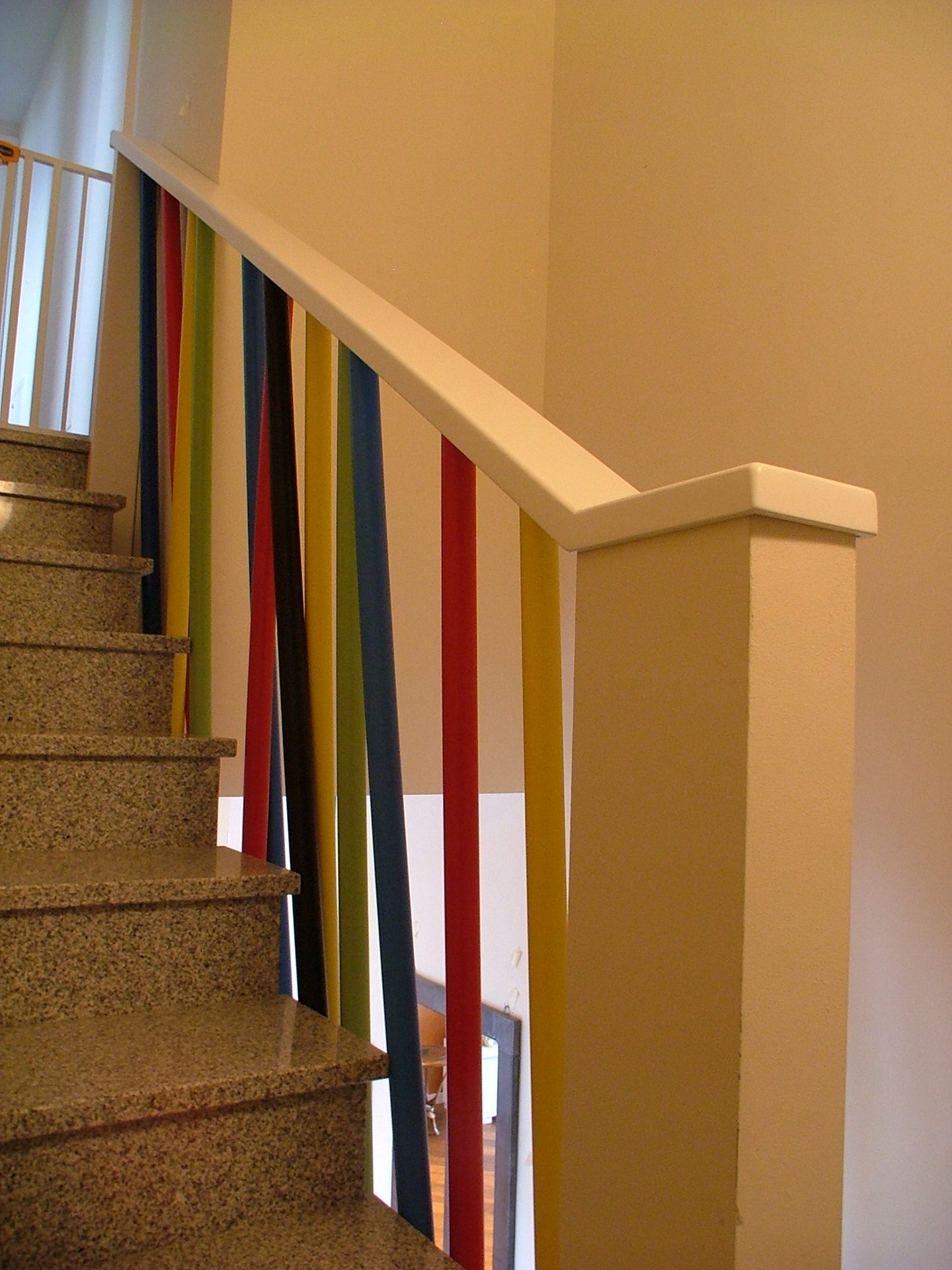 Parapetto per scala con montanti e corrimano in legno — Giovanni Conti Interior Design