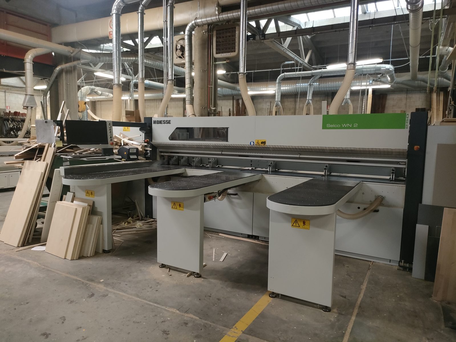 Lavorazioni nella sede produttiva della falegnameria