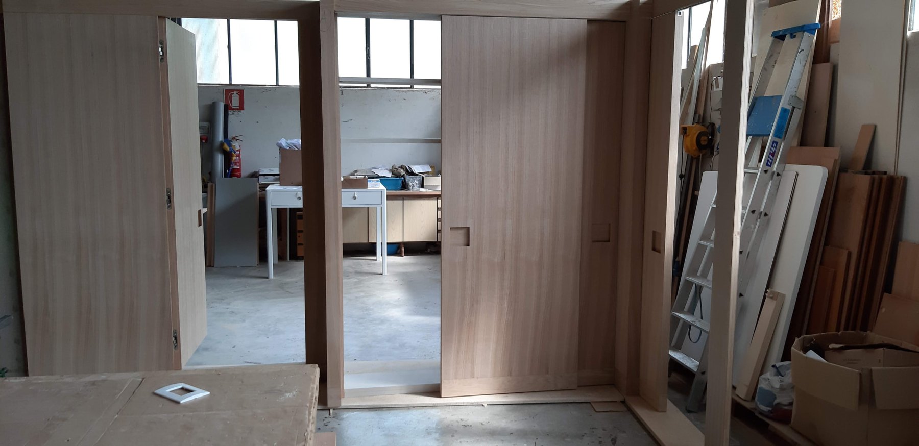 Porte e telai in rovere preassemblati in falegnameria prima della posa — Giovanni Conti Interior Design