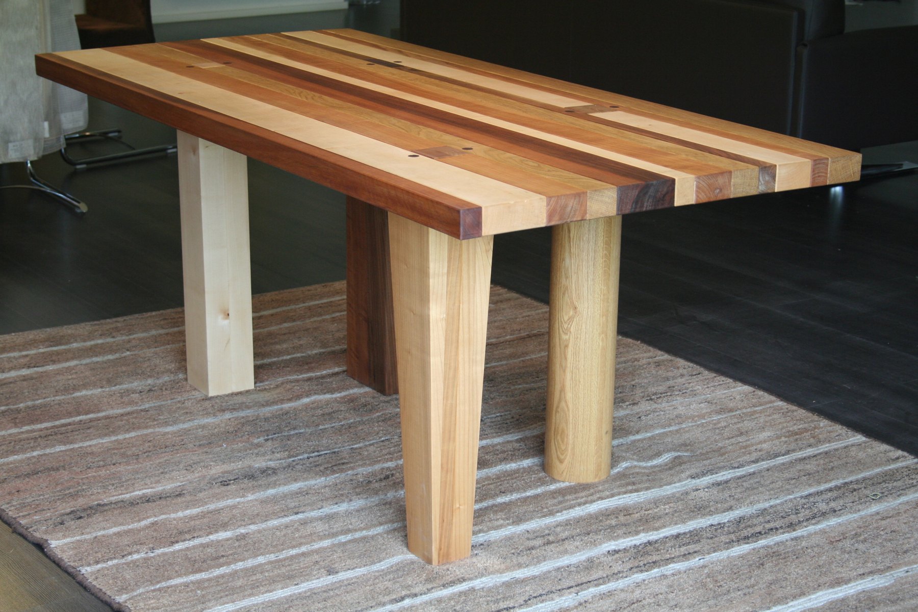 Tavolo con gambe in legno — Giovanni Conti Interior Design