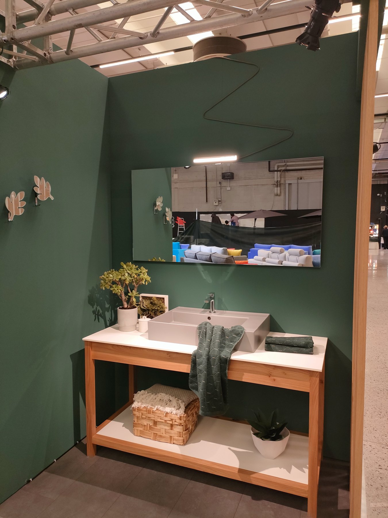 Mobile bagno a telaio in legno con piano bianco — Giovanni Conti Interior Design