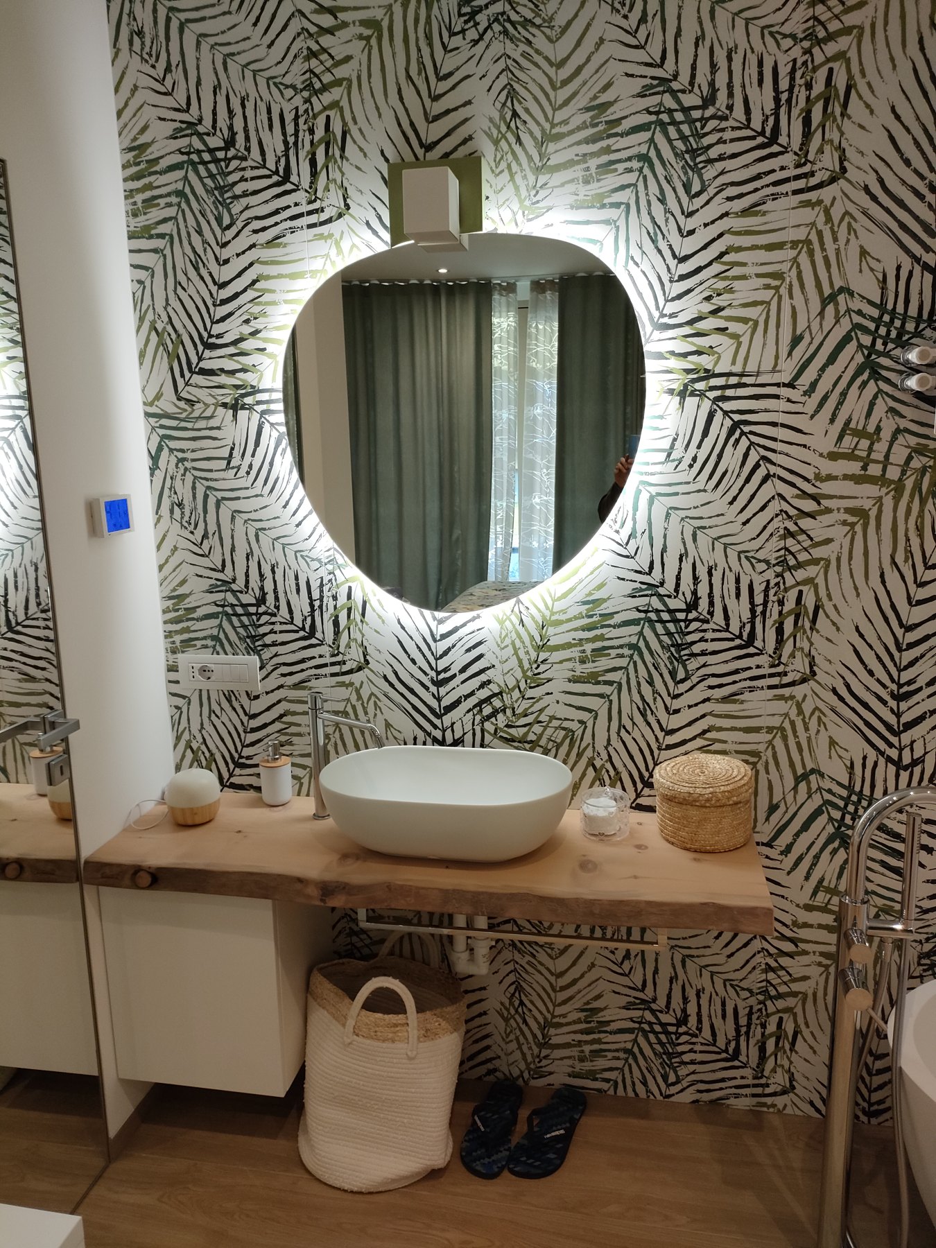 Mobile bagno con piano in legno, specchio contenitore e parete verde — Giovanni Conti Interior Design