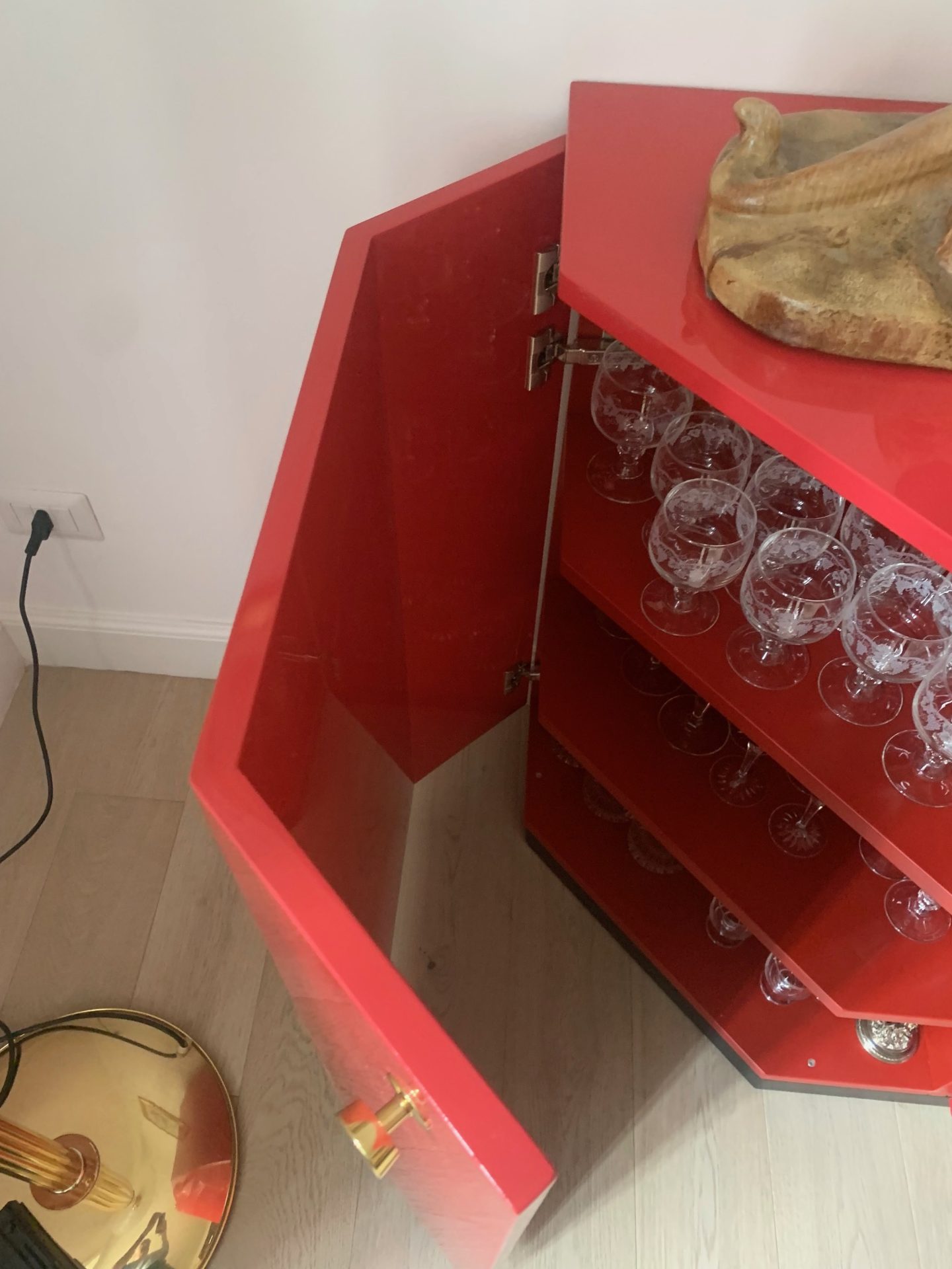 Mobile soggiorno con ante sagomate laccate — Giovanni Conti Interior Design