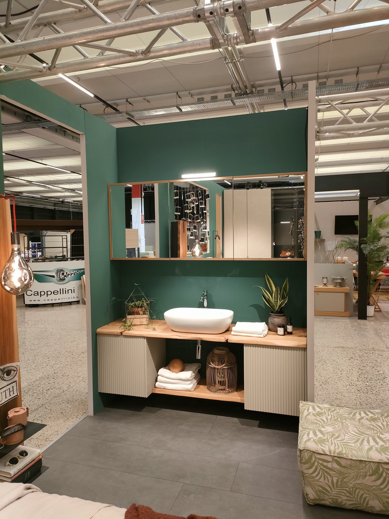 Bagno con parete verde, mobile basso e specchiera contenitore — Giovanni Conti Interior Design
