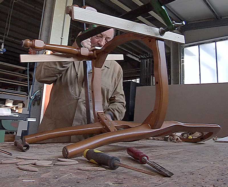 Restauro artigianale di una sedia in legno
