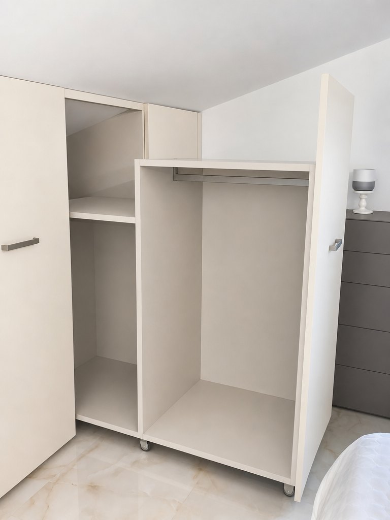 Armadio laccato bianco con ante a battente e appenderia interna — Giovanni Conti Interior Design