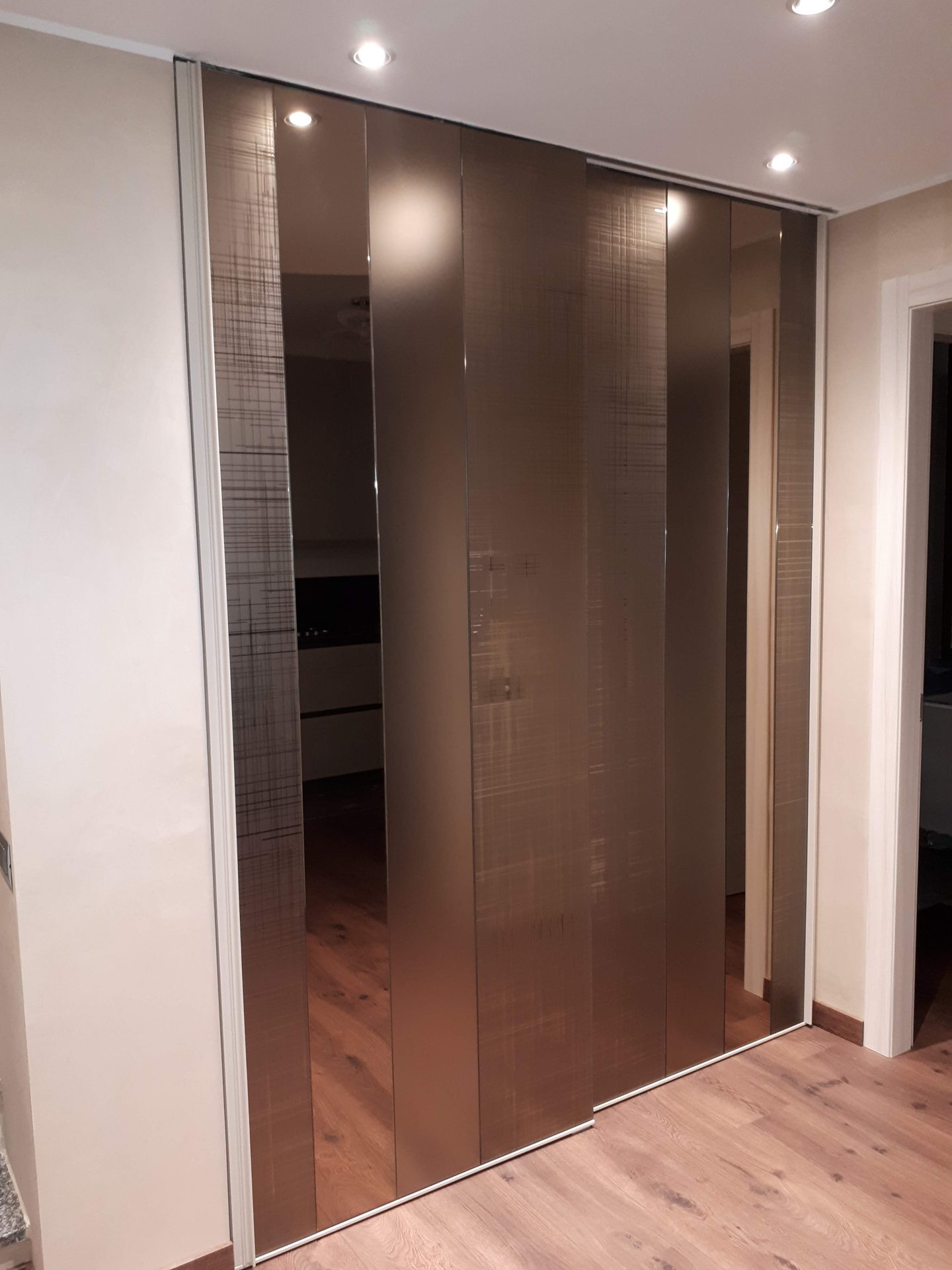 Porta a specchio con decoro — Giovanni Conti Interior Design