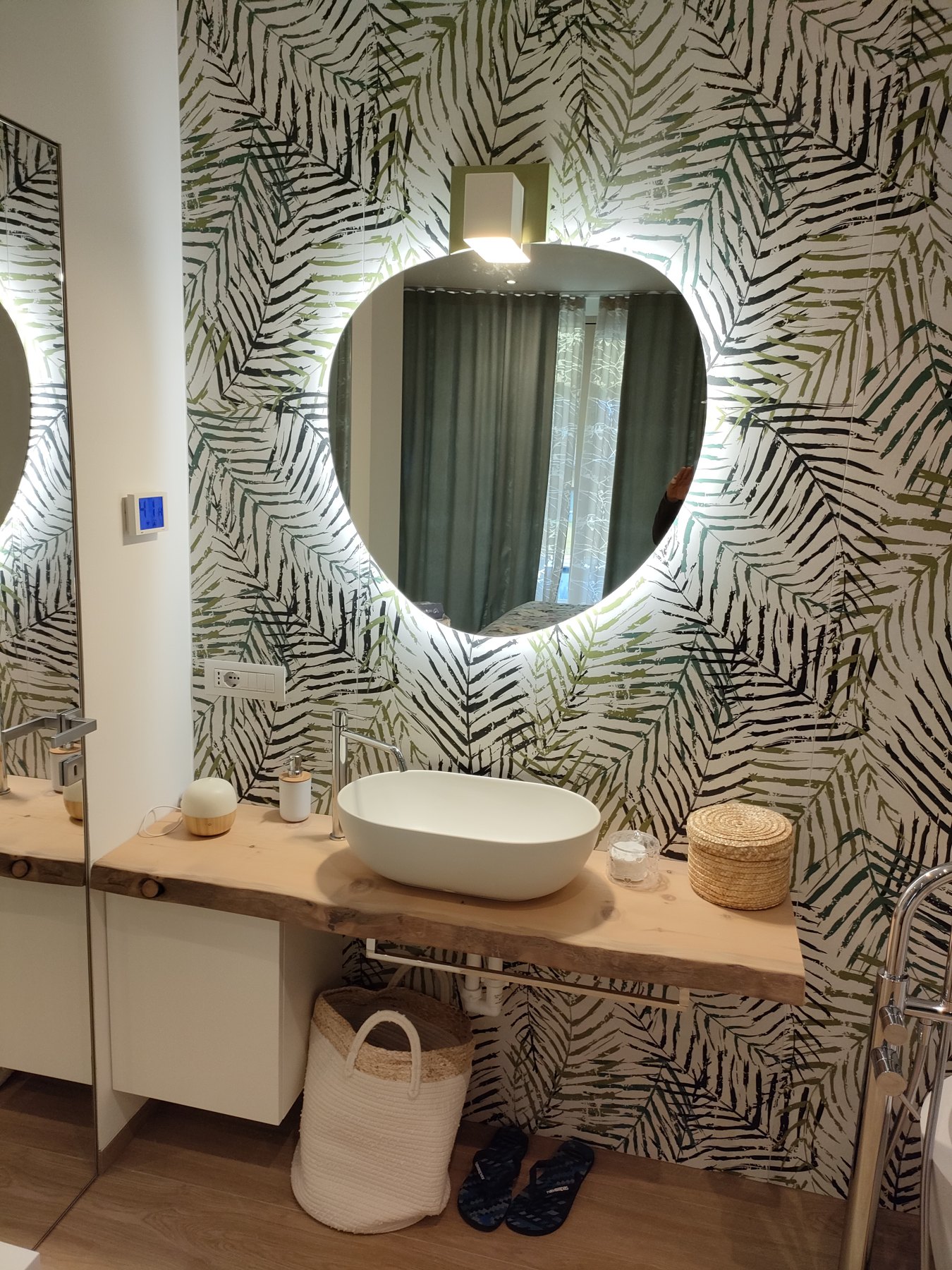 Bagno con specchio sagomato retroilluminato e piano in legno — Giovanni Conti Interior Design