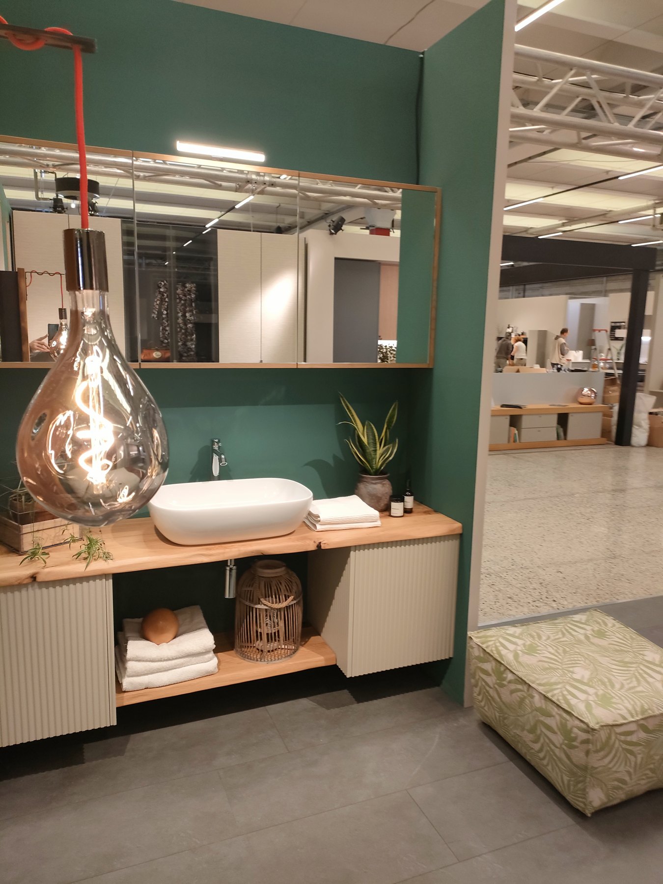 Composizione bagno con mobile sospeso e specchiera — Giovanni Conti Interior Design