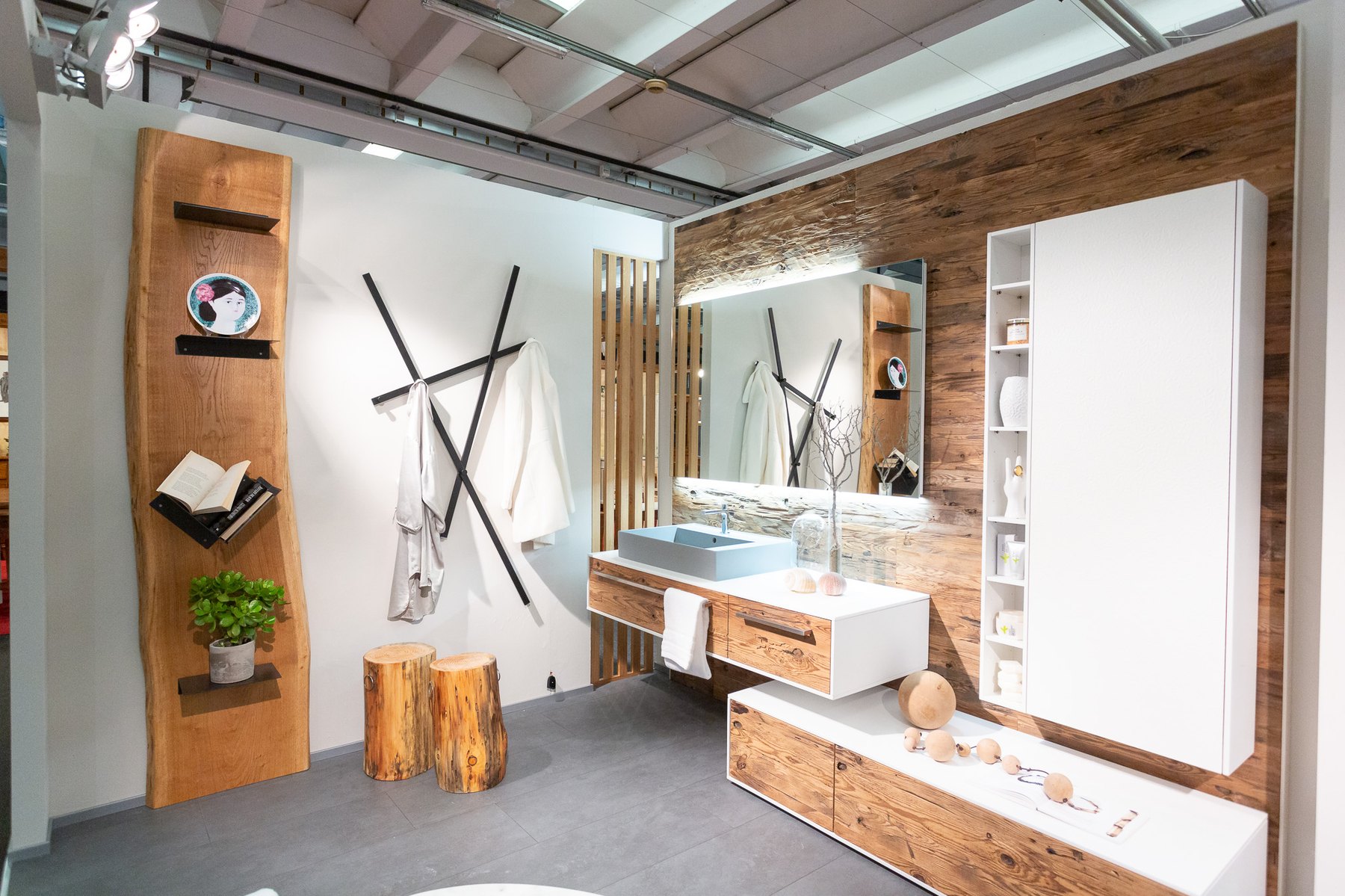 Bagno in legno vecchio di recupero con lavabo bianco e specchiera — Giovanni Conti Interior Design