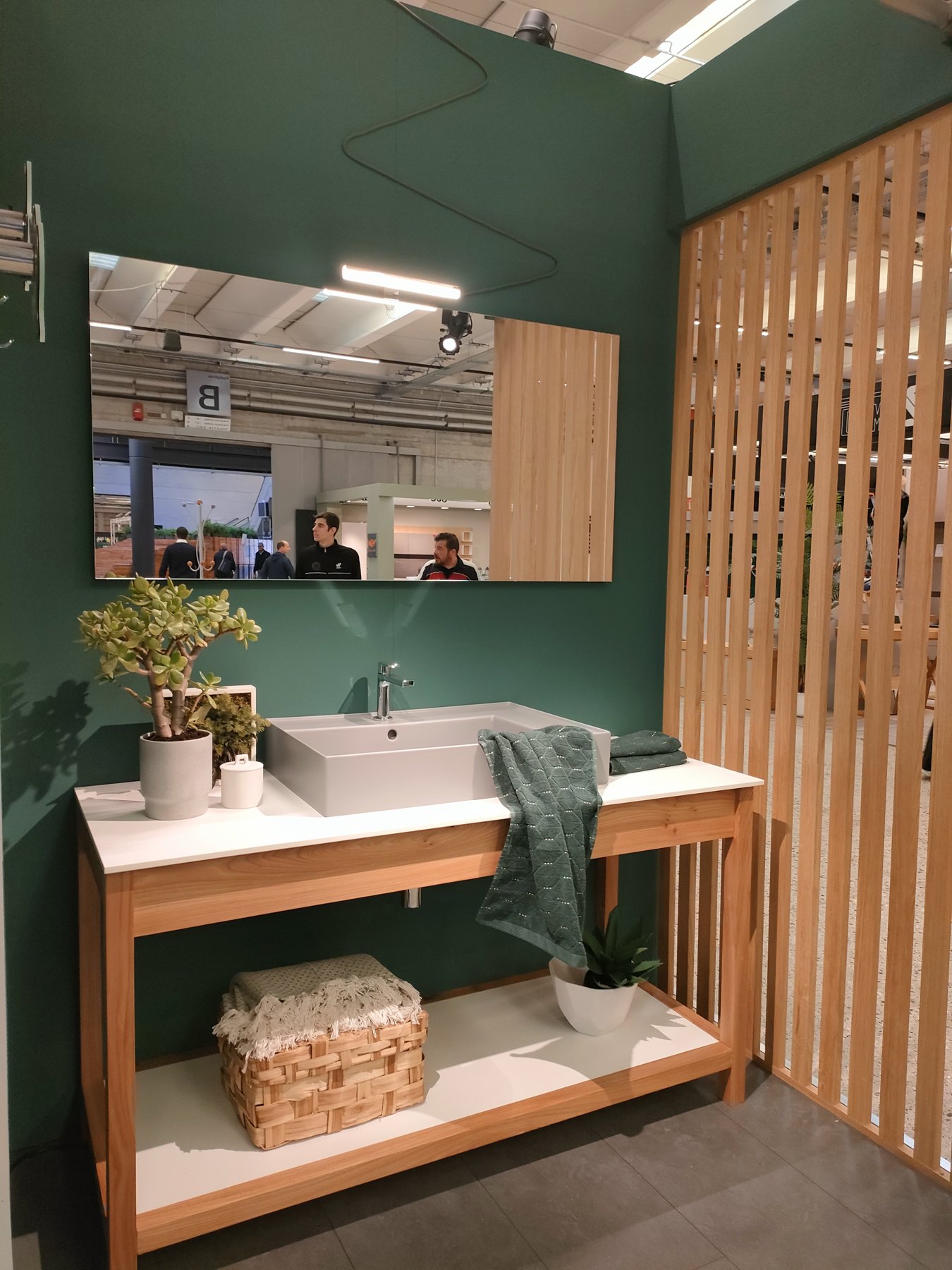 Mobile bagno a giorno con piano in legno e lavabo d'appoggio — Giovanni Conti Interior Design