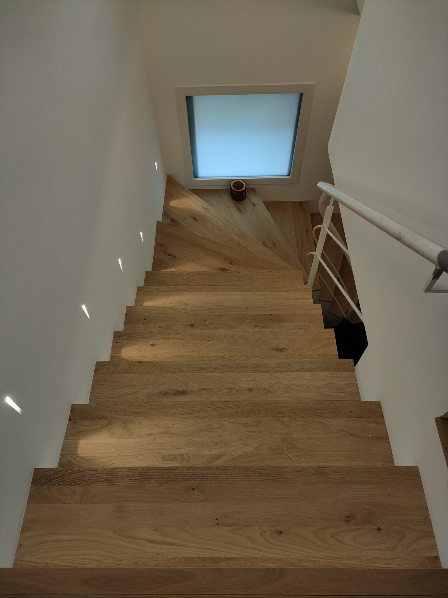 Scala in legno con illuminazione a parete — Giovanni Conti Interior Design