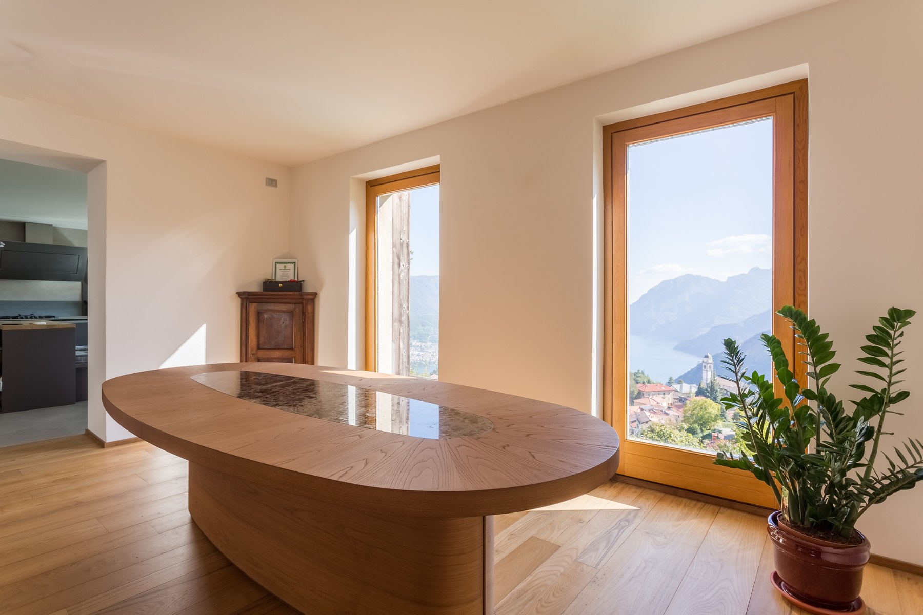 Tavolo ovale in legno con inserto in marmo scuro — Giovanni Conti Interior Design