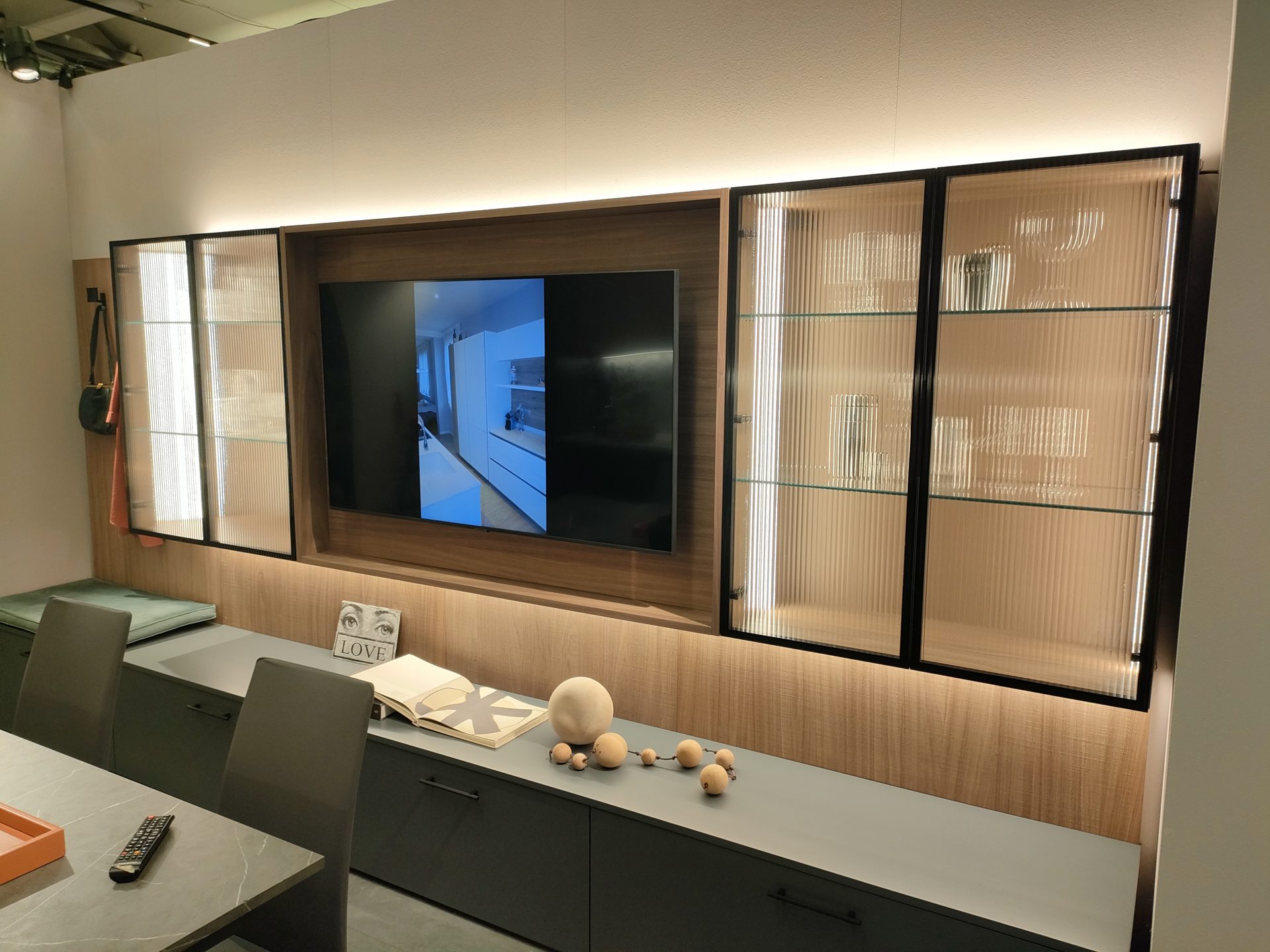 Soggiorno con vetrinette e basi contenitore — Giovanni Conti Interior Design