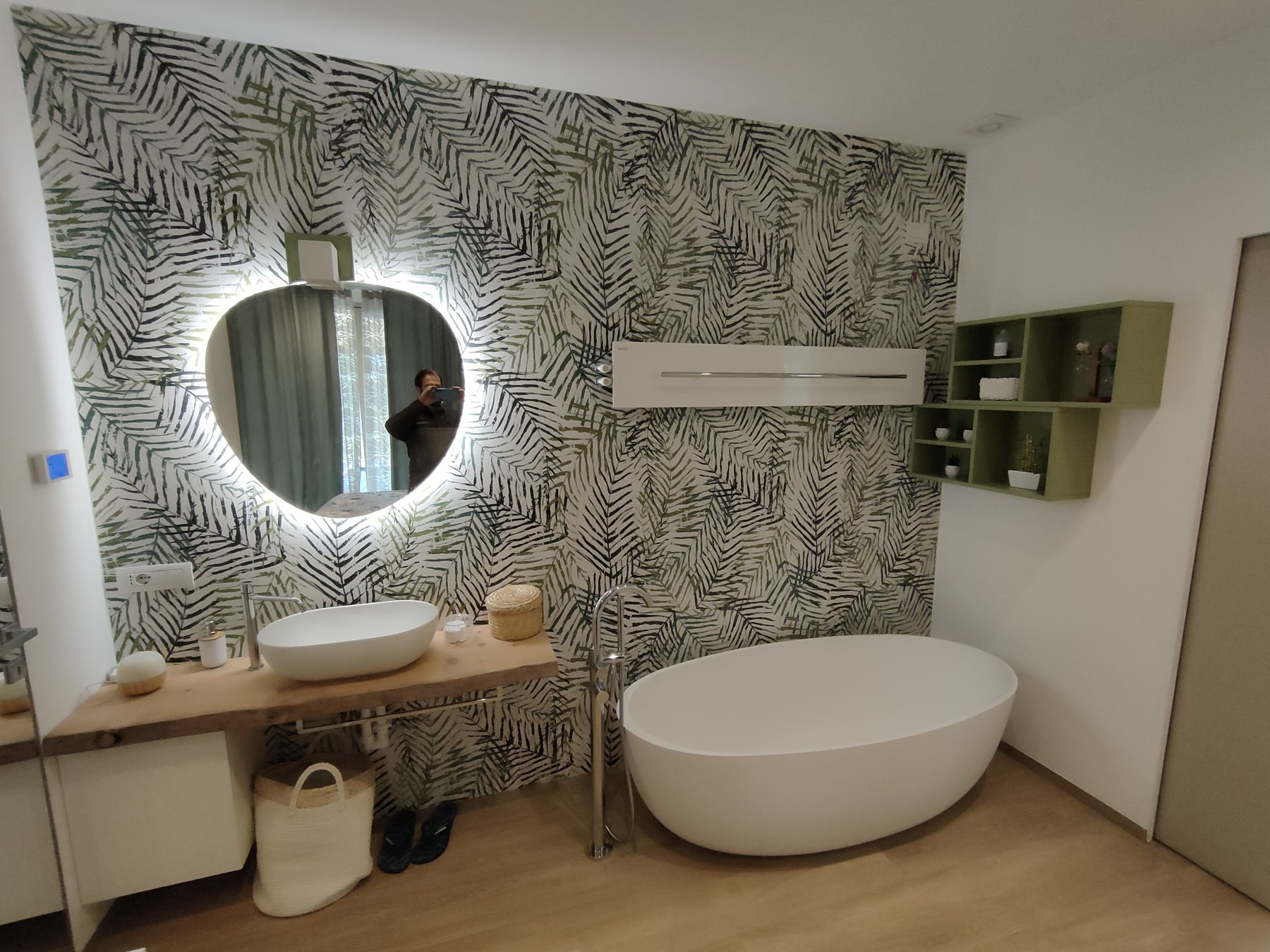 Bagno con vasca freestanding e specchio retroilluminato — Giovanni Conti Interior Design