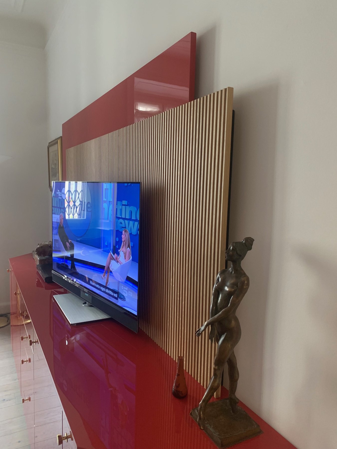 Pannello cannettato porta TV su madia laccata rossa — Giovanni Conti Interior Design