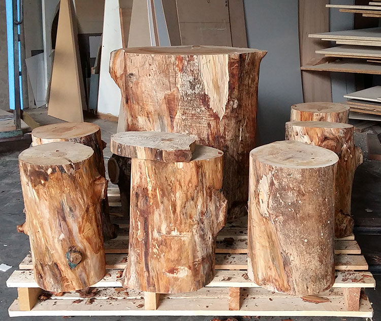 Tronchi di legno massello in attesa di lavorazione