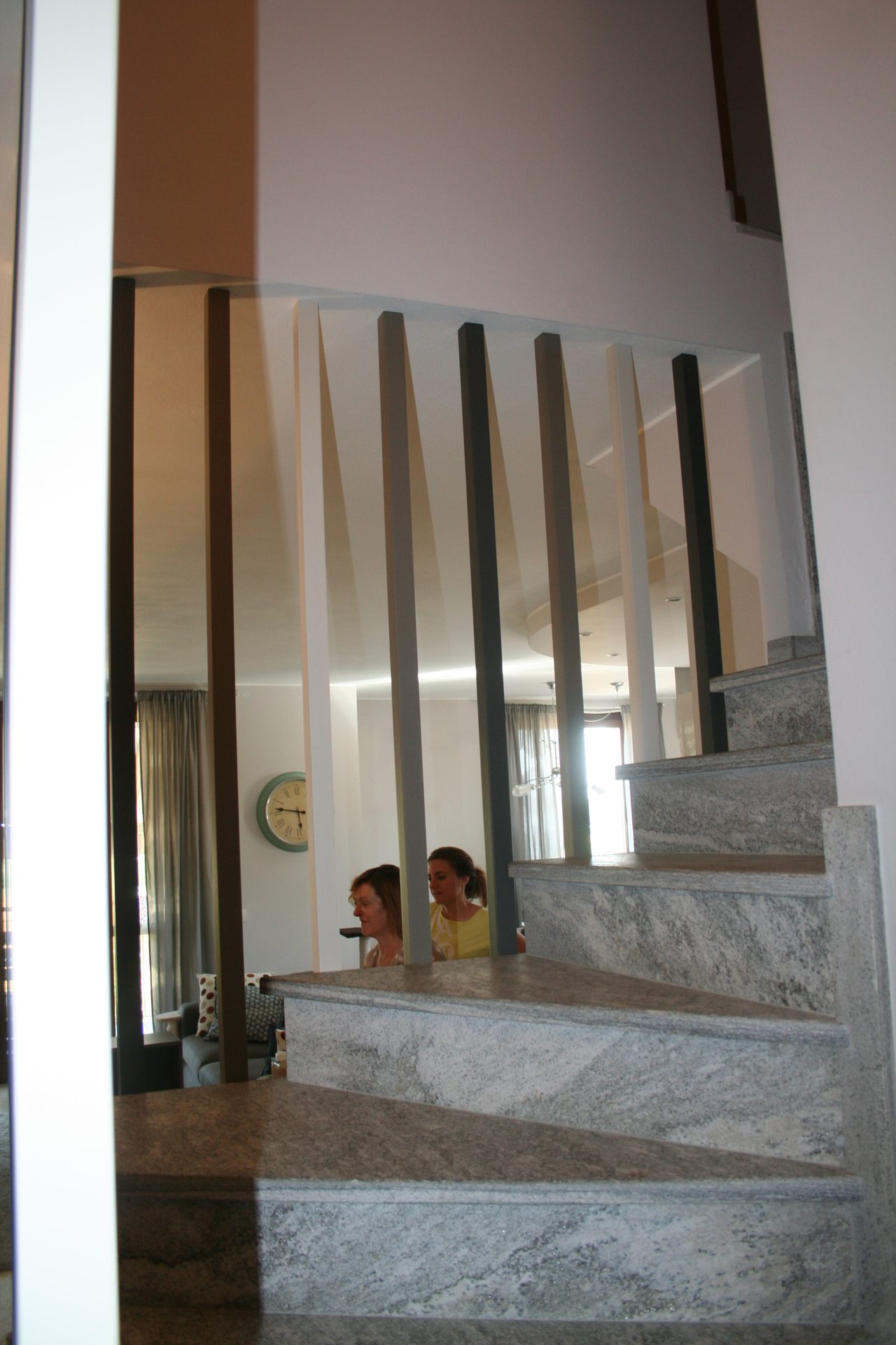 Scala con pedate in rovere e parapetto su misura — Giovanni Conti Interior Design
