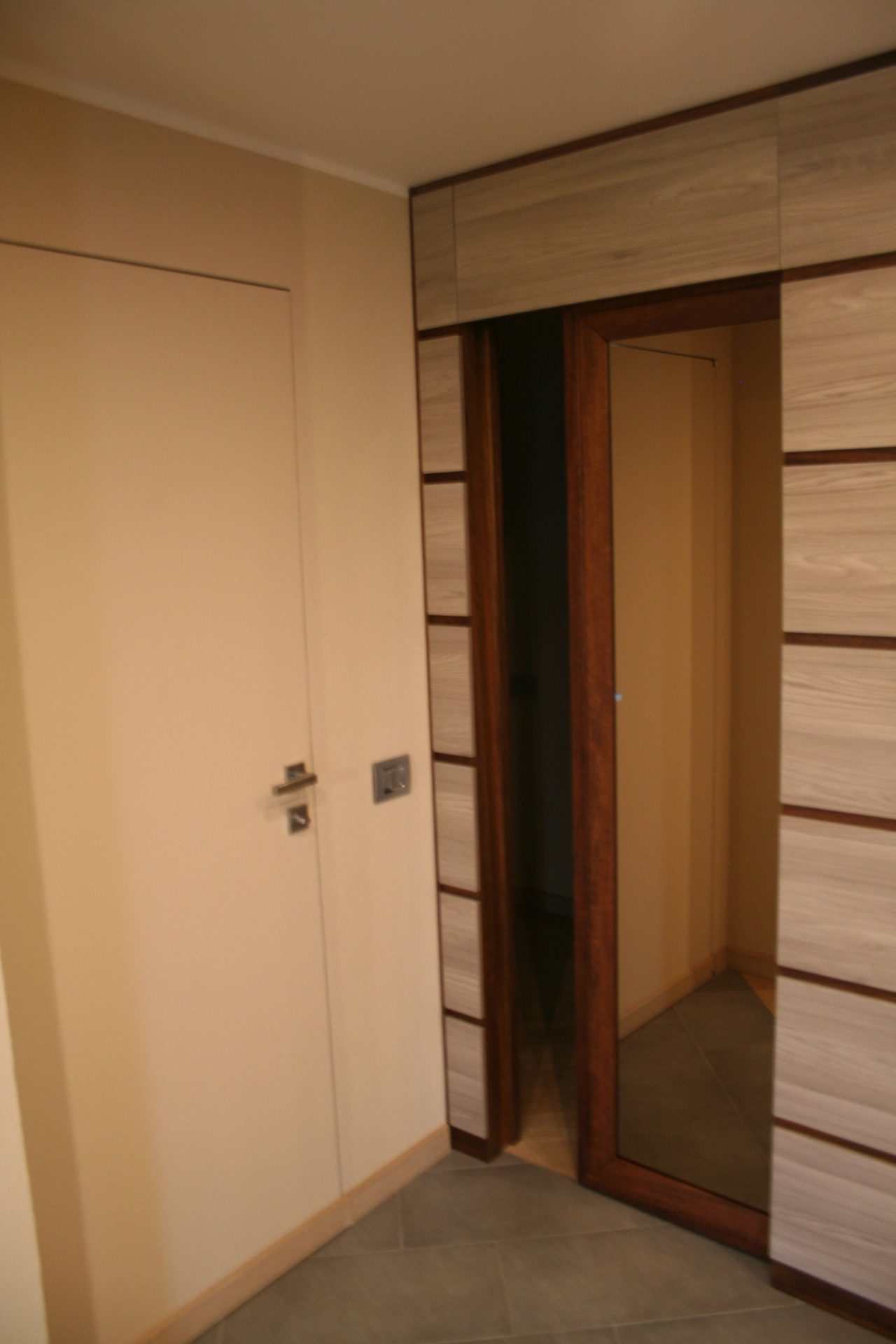 Porta a specchio a tutta altezza — Giovanni Conti Interior Design