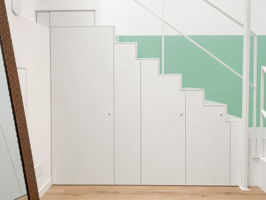 Sottoscala attrezzato laccato bianco con ante a filo — Giovanni Conti Interior Design