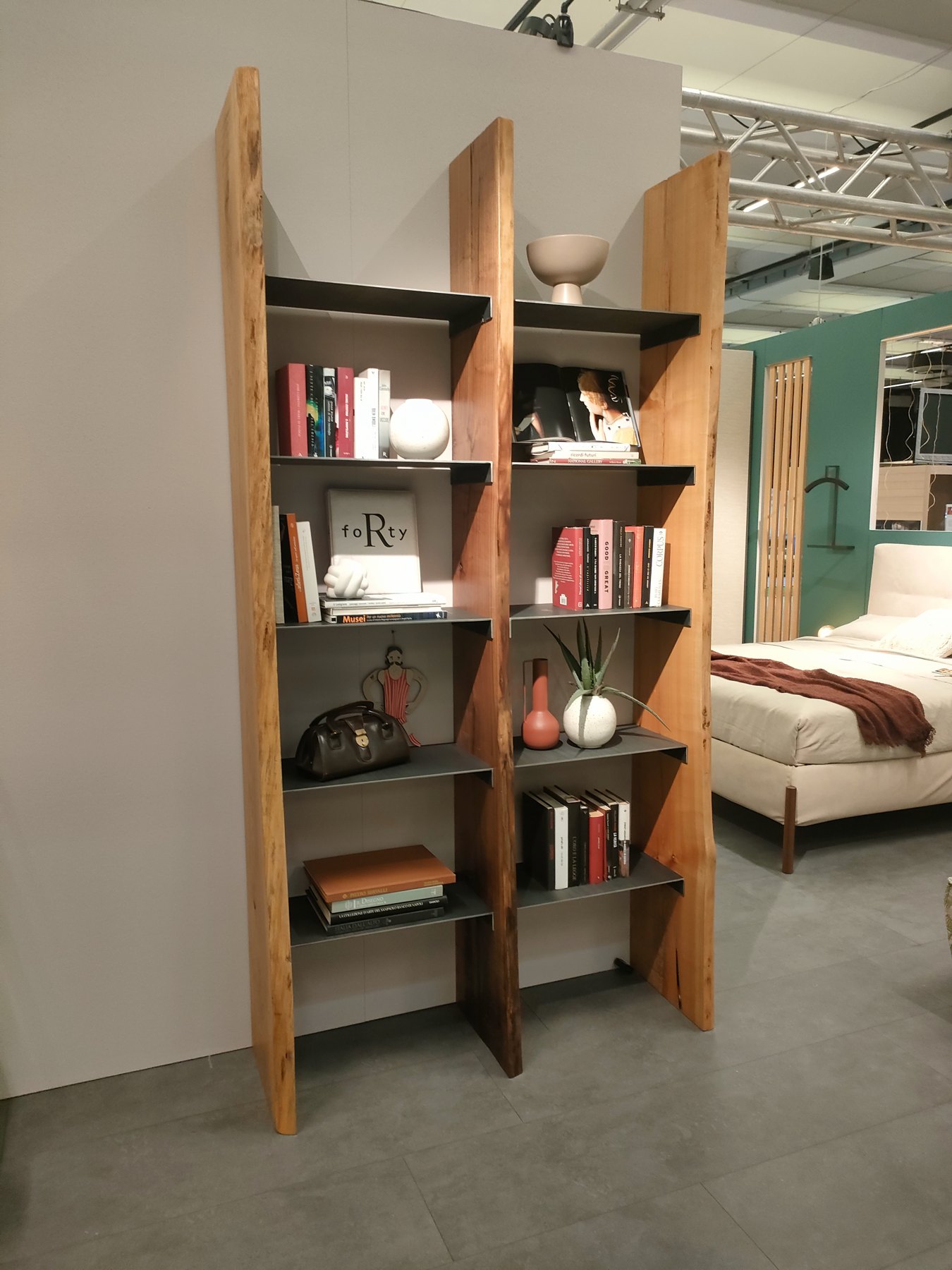 Libreria in legno e ferro con montanti sagomati — Giovanni Conti Interior Design