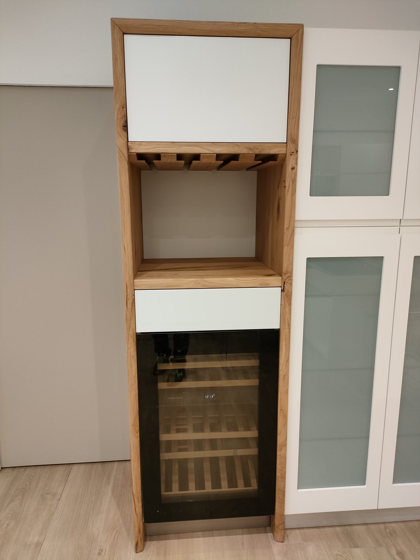 Cantina vini in legno massello con portacalici e anta laccata — Giovanni Conti Interior Design