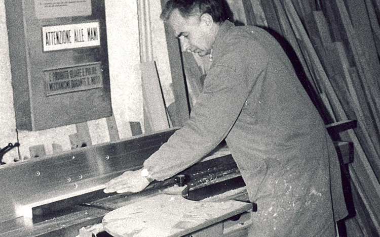 Artigiano al lavoro nella falegnameria storica