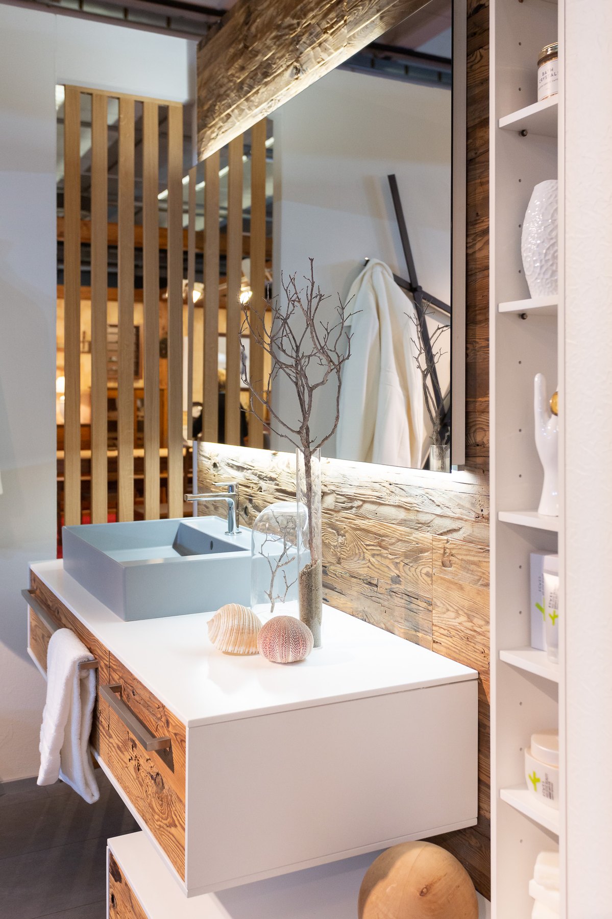 Mobile bagno sospeso in legno con lavabo d'appoggio e specchiera illuminata — Giovanni Conti Interior Design