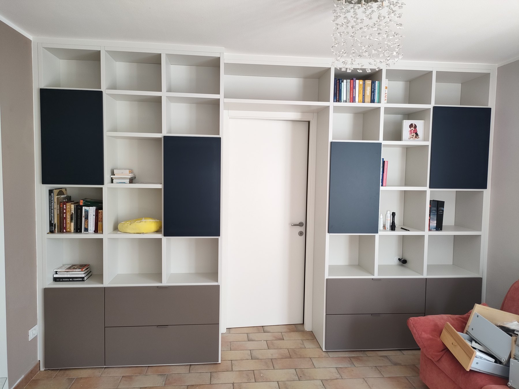 Libreria laccata a giorno con vani contenitori e porta integrata — Giovanni Conti Interior Design