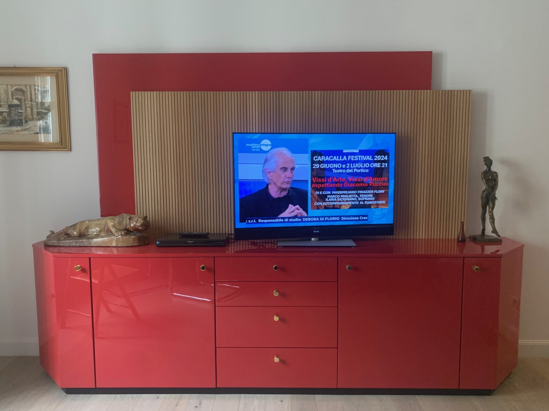 Madia porta TV laccata lucida rossa con pannello in legno — Giovanni Conti Interior Design