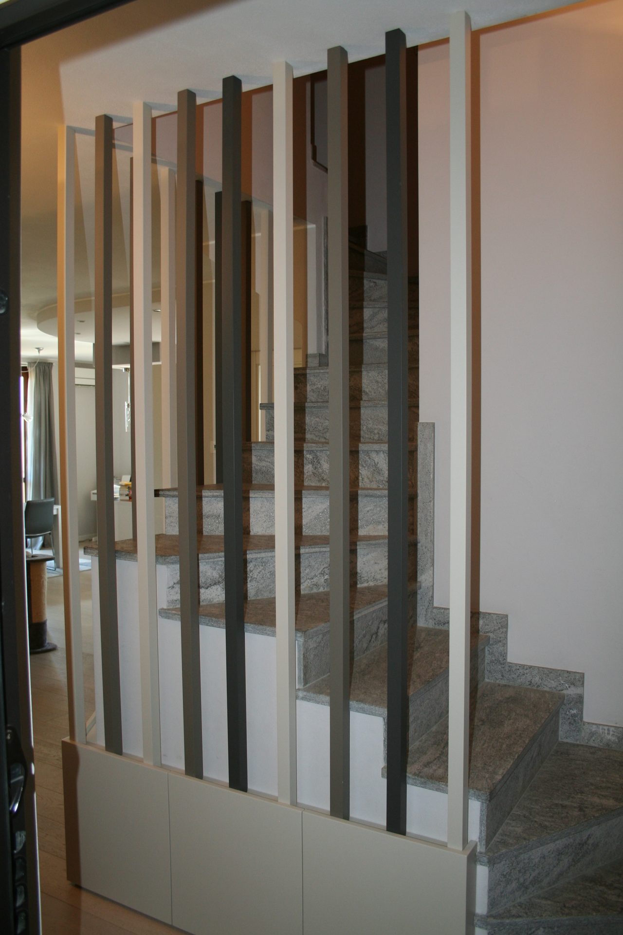 Scala in legno con parapetto in vetro e acciaio — Giovanni Conti Interior Design