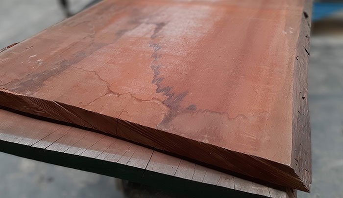 Tavola in legno massello lavorata a mano