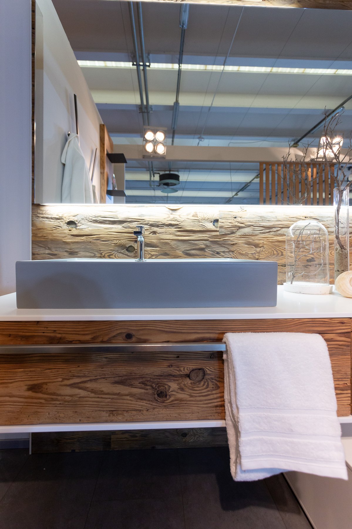 Lavabo d'appoggio su piano in legno antico con specchio retroilluminato — Giovanni Conti Interior Design