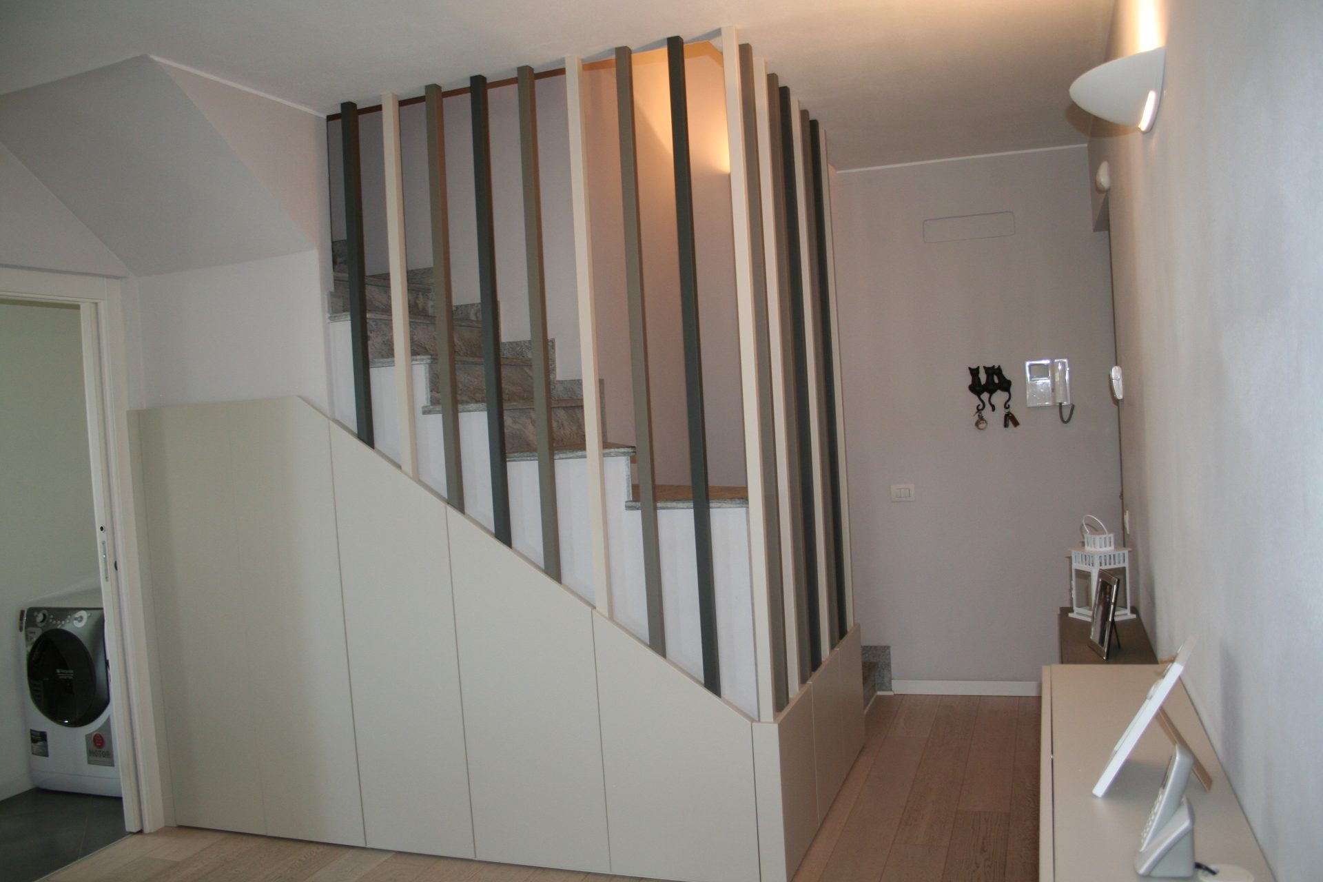 Scala con pedate in legno e parapetto in acciaio — Giovanni Conti Interior Design