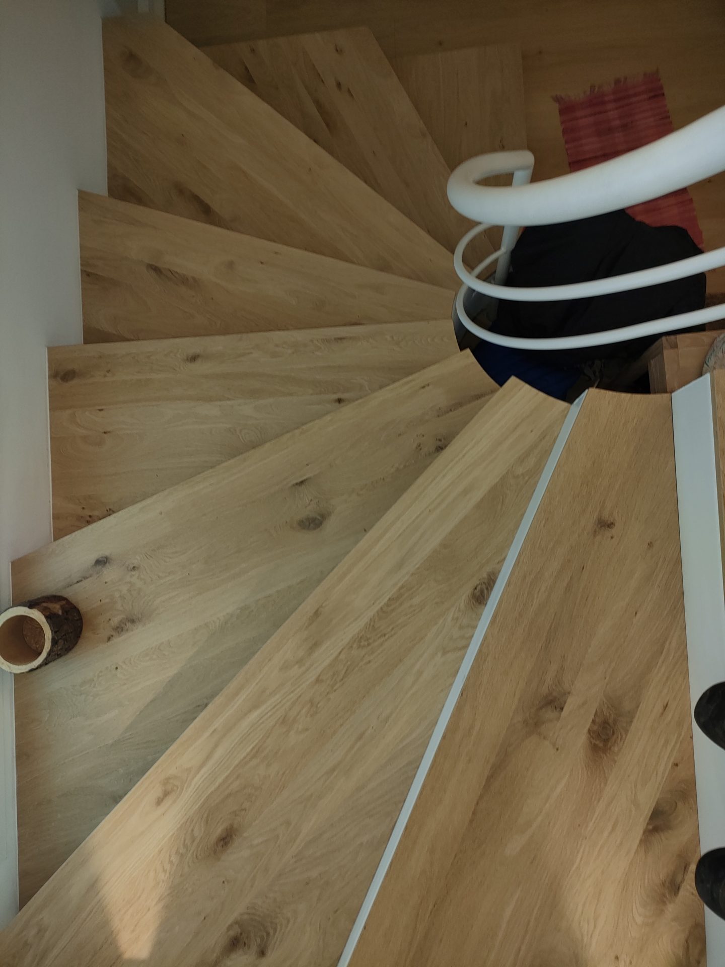 Scala in legno vista dall'alto con corrimano — Giovanni Conti Interior Design