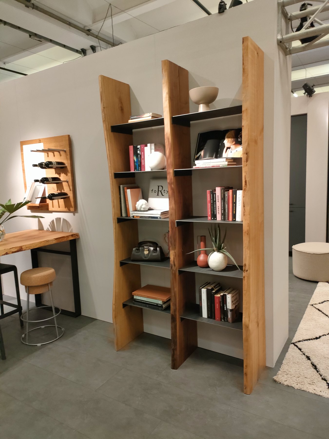 Libreria in legno massello con ripiani in metallo scuro — Giovanni Conti Interior Design